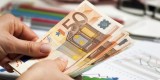 Pomáhat lidem ve finančních potížích